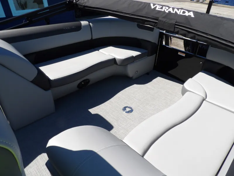Slide: The Image of Veranda VR22RC 2025 - 10