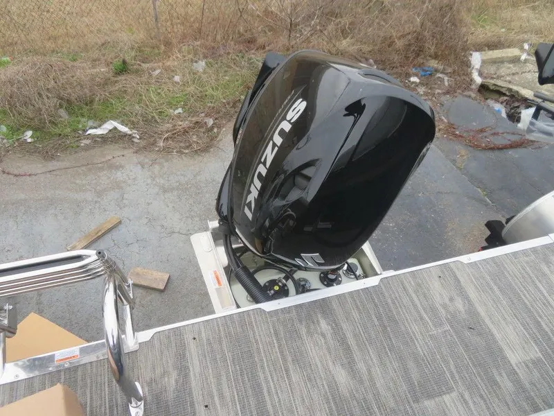 Slide: The Image of 2023 Crest Classic LX 220 L CPT DLX with Suzuki outboard motor. - 11