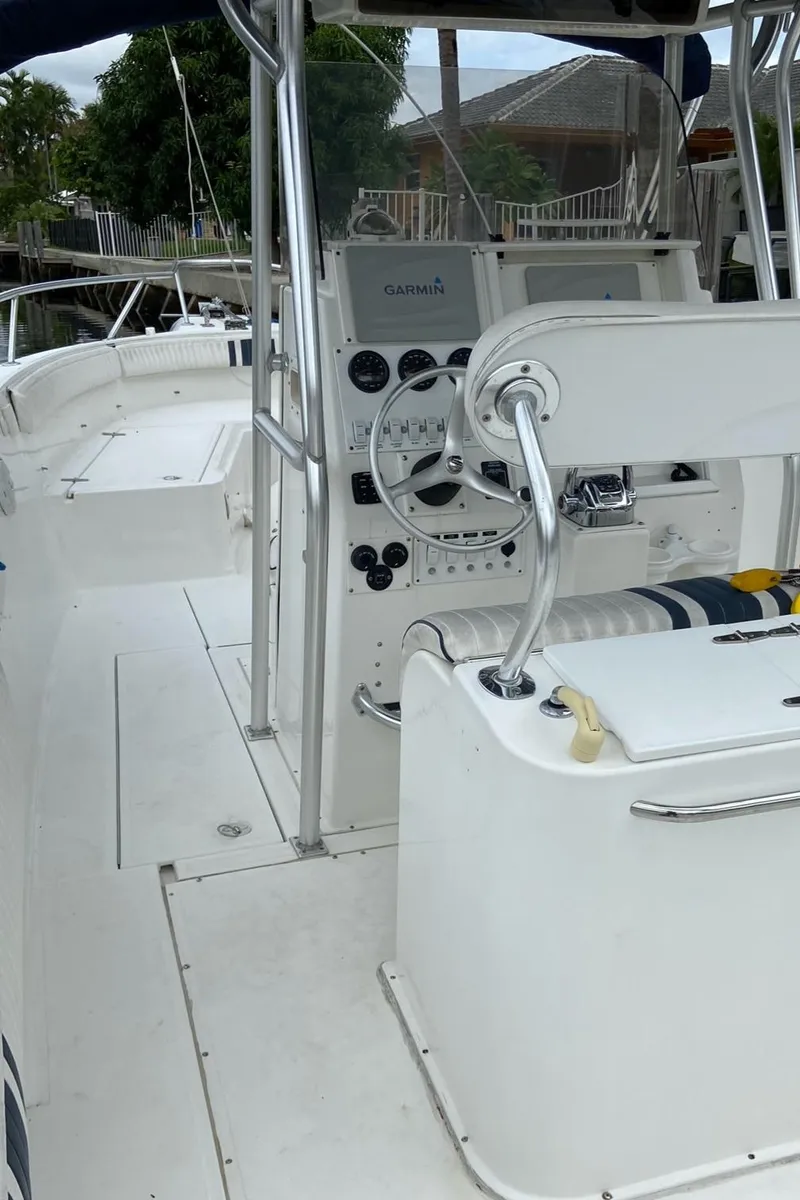 Slide: The Image of 2000 Stamas 290 Tarpon boat interior with steering console and seating. - 14