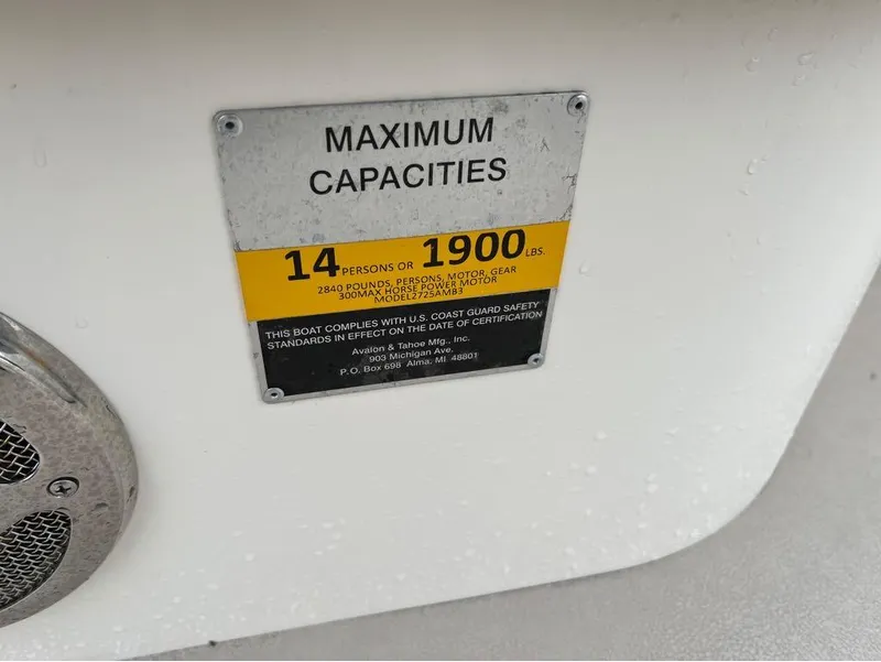 Slide: The Image of 2013 Avalon AMBASSADOR 2785 ENTERTAINER boat capacity plate, 14 persons or 1900 lbs max. - 26