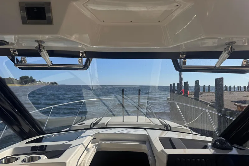 Slide: The Image of Boston Whaler 325 Conquest 2023 - 29