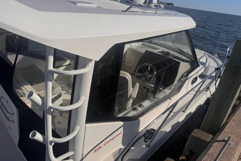 Slide: The Image of Boston Whaler 325 Conquest 2023 - 15