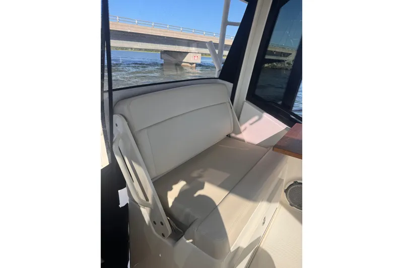 Slide: The Image of Boston Whaler 325 Conquest 2023 - 19