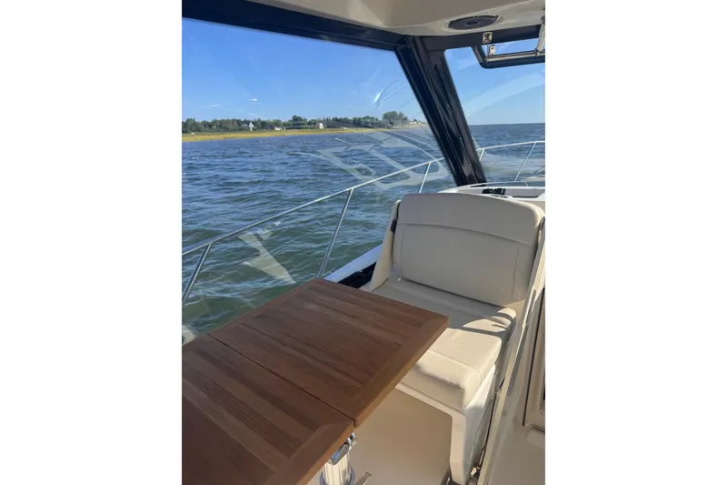 Slide: The Image of Boston Whaler 325 Conquest 2023 - 21