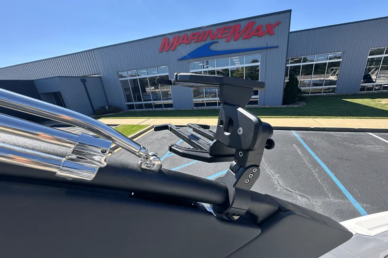 Slide: The Image of Sea Ray SDX 250 Surf 2026 - 16