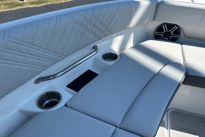 Slide: The Image of Sea Ray SDX 250 Surf 2026 - 4