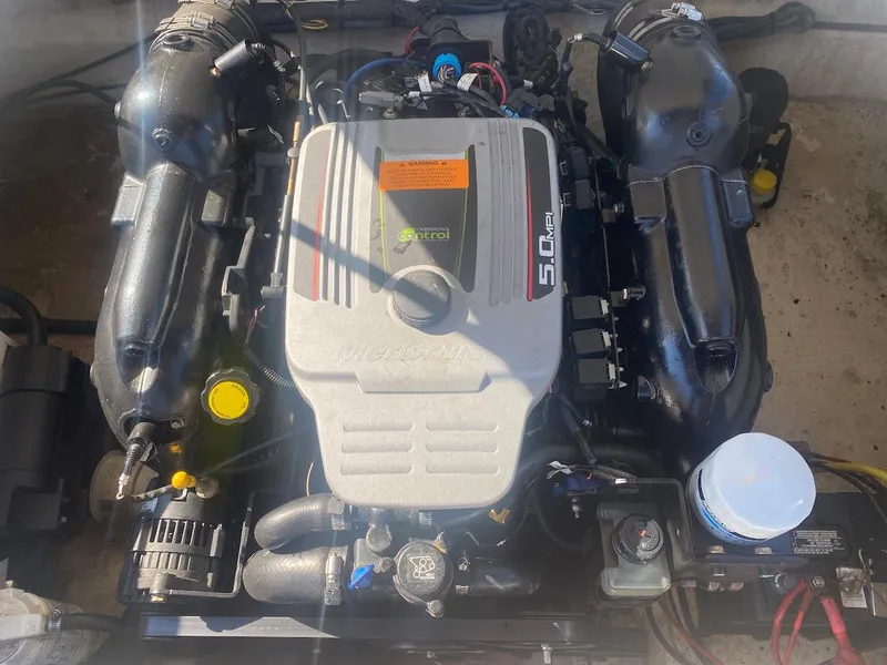 Slide: The Image of 2016 Chaparral 224 Sunesta boat engine, 5.0L MerCruiser, top view. - 29