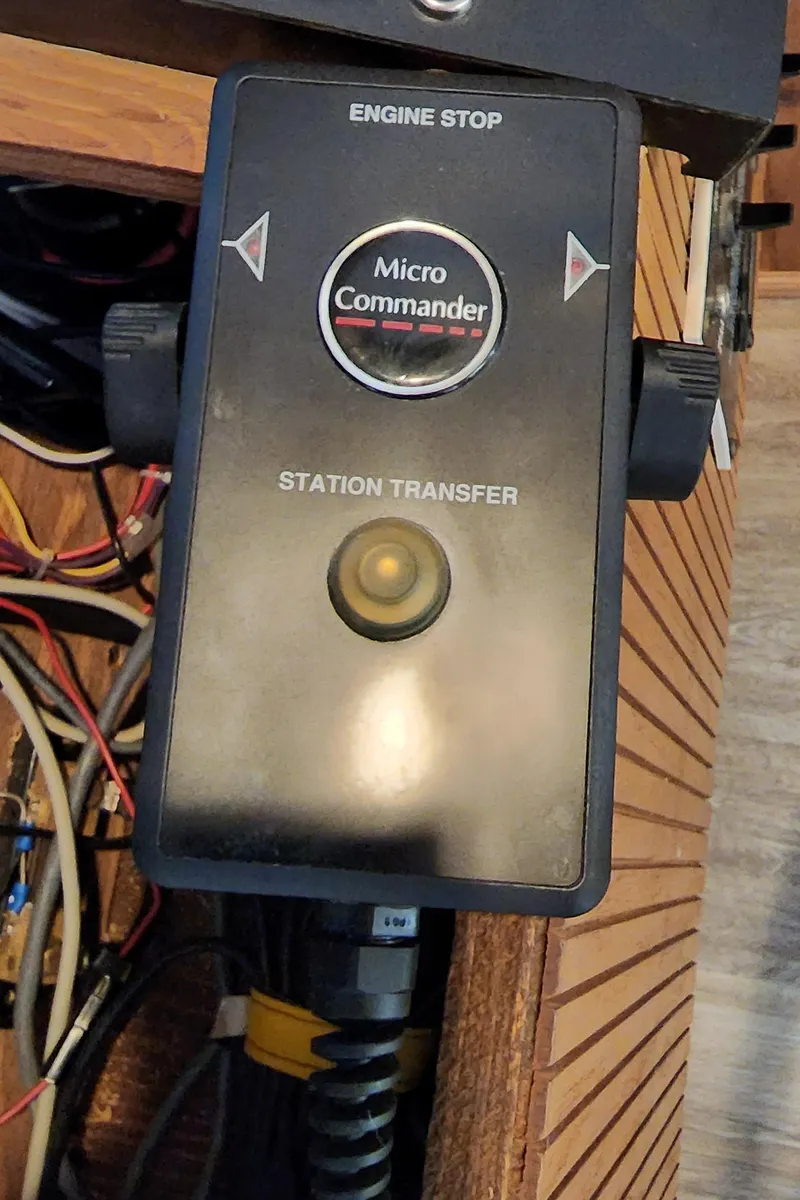 Slide: The Image of Micro Commander engine control panel on a 1996 Sunstar 16x78 boat. - 20