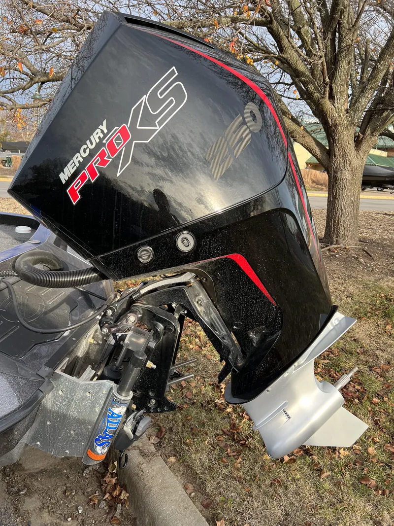 Slide: The Image of 2023 Ranger Z520R boat with Mercury Pro XS outboard motor. - 18