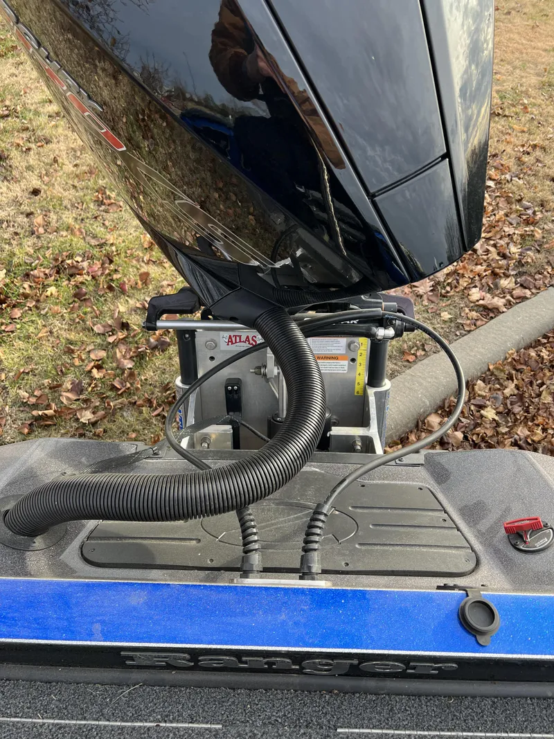 Slide: The Image of 2023 Ranger Z520R boat engine and transom area. - 19
