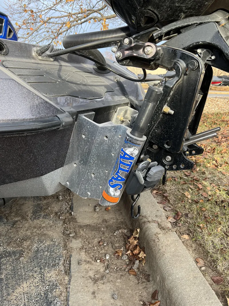 Slide: The Image of 2023 Ranger Z520R boat with hydraulic steering system and Atlas jack plate. - 20