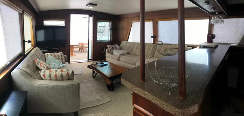 Slide: The Image of Hatteras 58 MY 1978 - 103