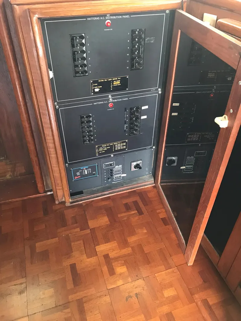 Slide: The Image of Hatteras 58 MY 1978 - 112