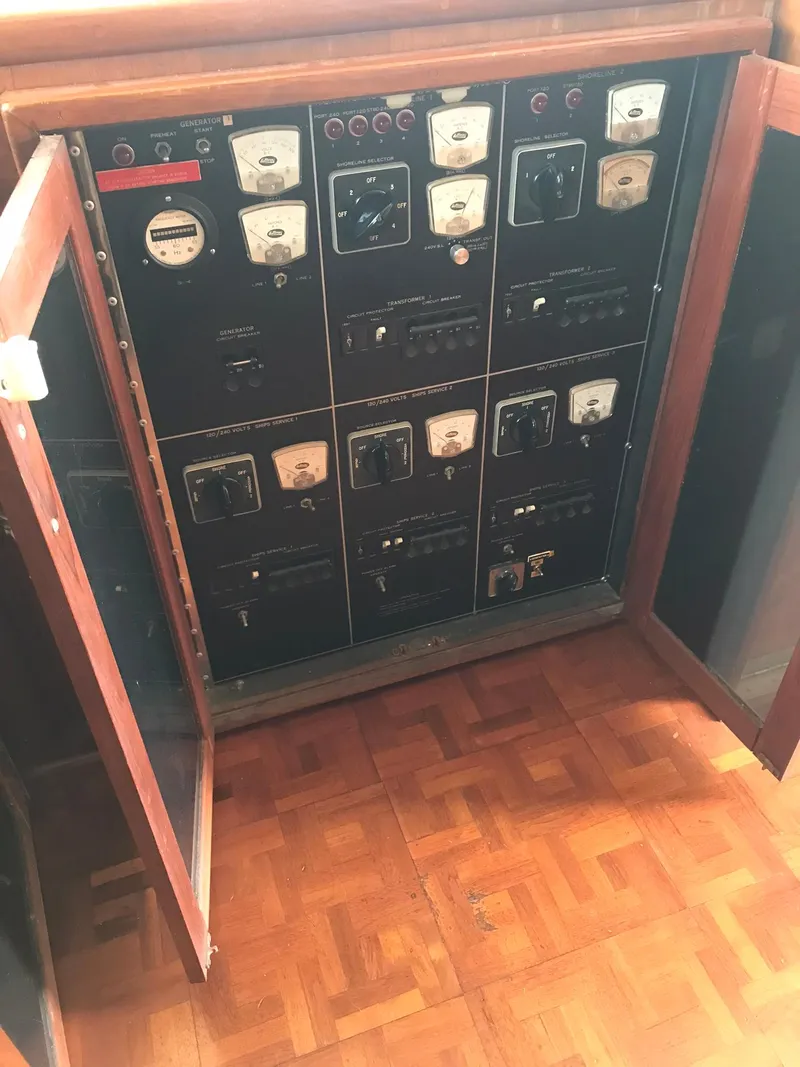 Slide: The Image of Hatteras 58 MY 1978 - 114