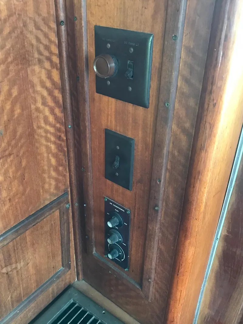 Slide: The Image of Hatteras 58 MY 1978 - 128