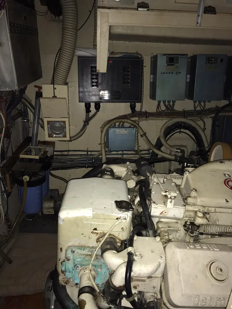 Slide: The Image of Hatteras 58 MY 1978 - 135