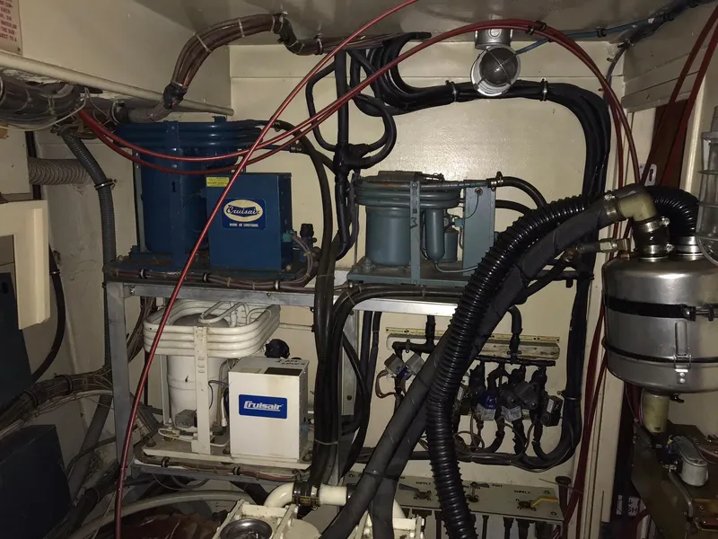 Slide: The Image of Hatteras 58 MY 1978 - 140