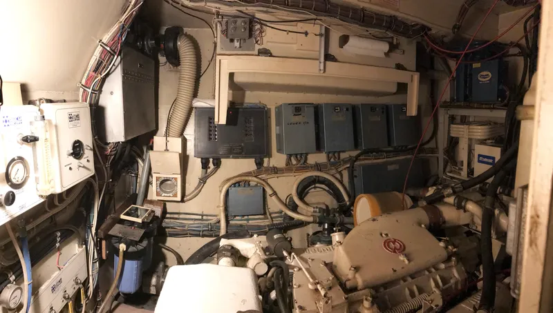 Slide: The Image of Hatteras 58 MY 1978 - 145