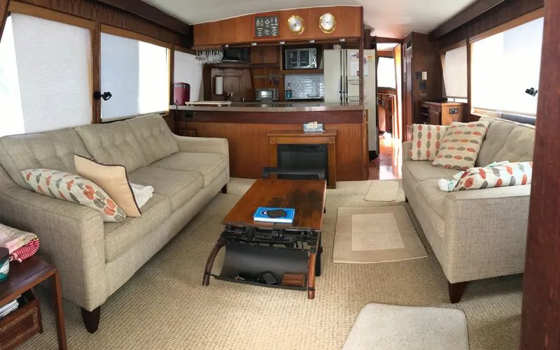 Slide: The Image of Hatteras 58 MY 1978 - 96