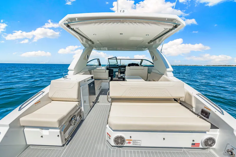 Slide: The Image of Cruisers 34 GLS Outboard 2026 - 17