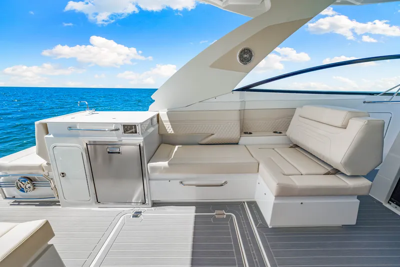 Slide: The Image of Cruisers 34 GLS Outboard 2026 - 22