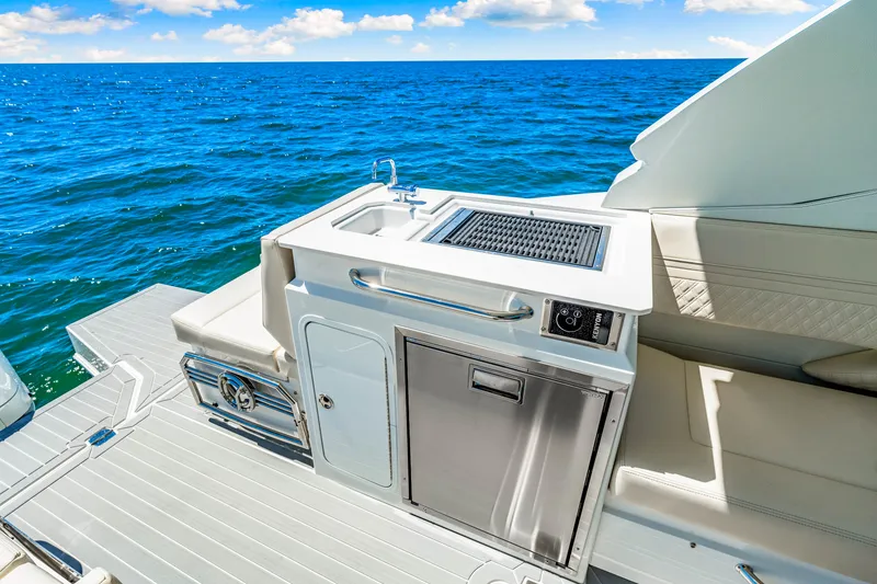 Slide: The Image of Cruisers 34 GLS Outboard 2026 - 23