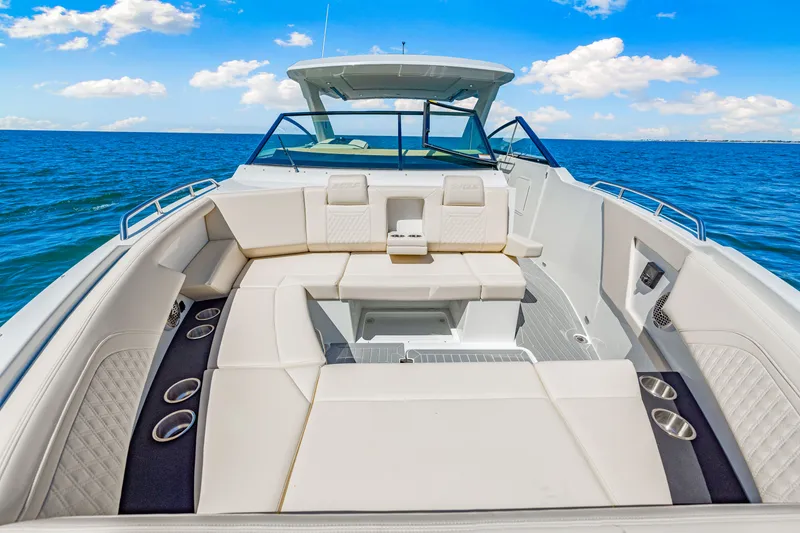 Slide: The Image of Cruisers 34 GLS Outboard 2026 - 32