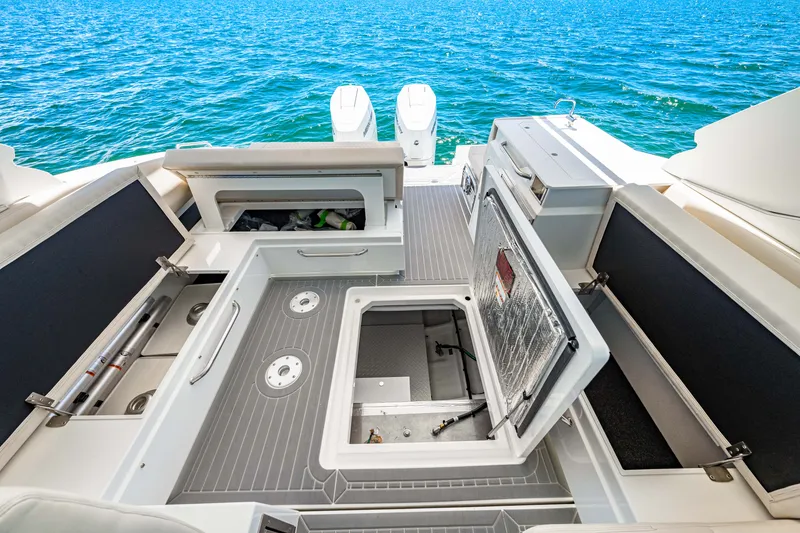 Slide: The Image of Cruisers 34 GLS Outboard 2026 - 40