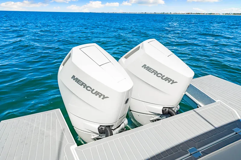 Slide: The Image of Cruisers 34 GLS Outboard 2026 - 41