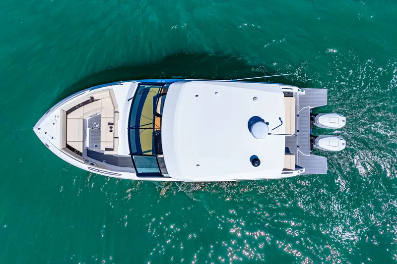 Slide: The Image of Cruisers 34 GLS Outboard 2026 - 9