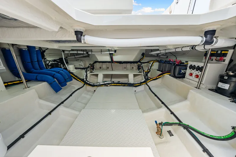 Slide: The Image of Cruisers Yachts 34 GLS Outboard 2026 - 43