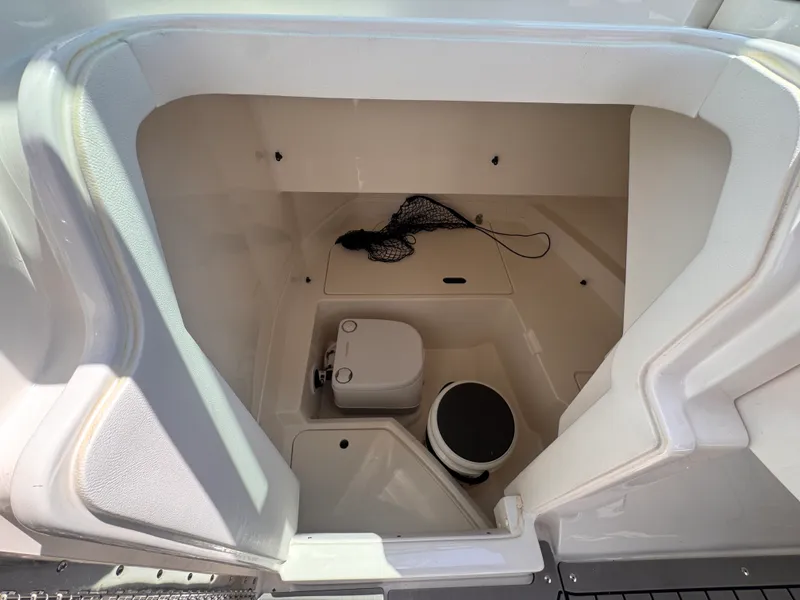 Slide: The Image of Sea Ray 250 SDX OB 2022 - 18