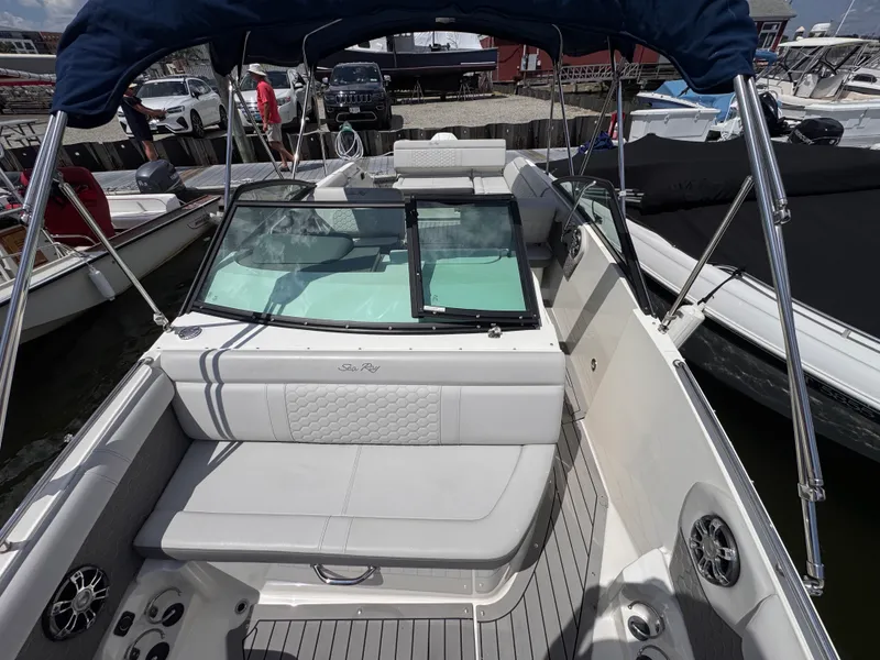 Slide: The Image of Sea Ray 250 SDX OB 2022 - 21