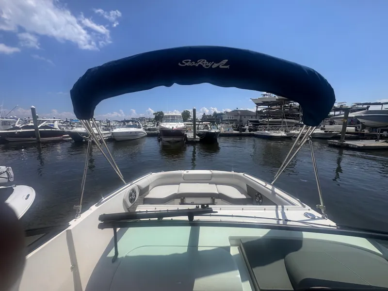 Slide: The Image of Sea Ray 250 SDX OB 2022 - 22