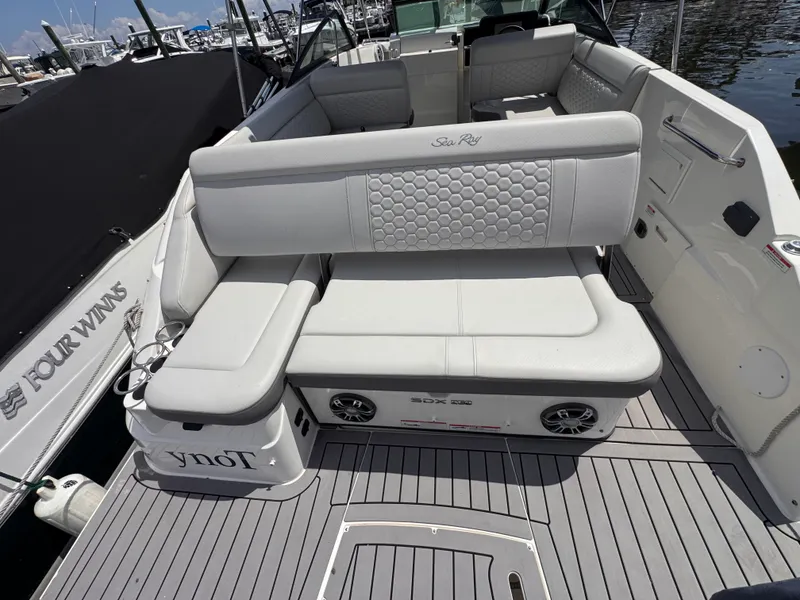 Slide: The Image of Sea Ray 250 SDX OB 2022 - 7