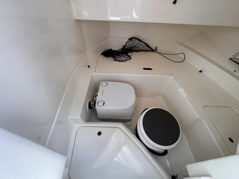 Slide: The Image of Sea Ray 250 SDX OB 2022 - 19
