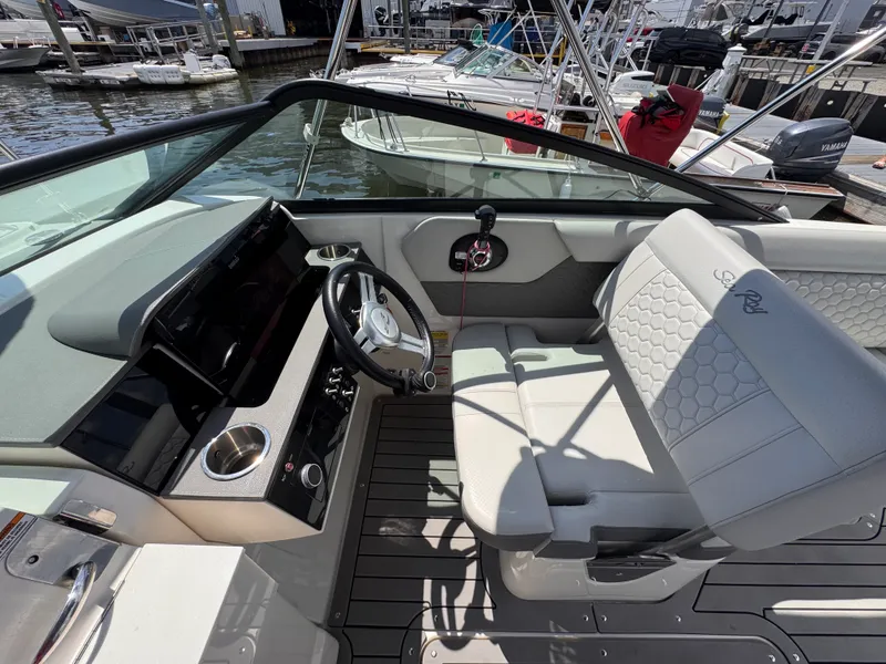 Slide: The Image of Sea Ray 250 SDX OB 2022 - 13