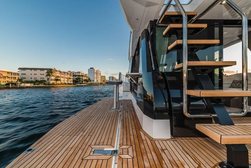 Slide: The Image of Galeon 500 FLY 2024 - 17