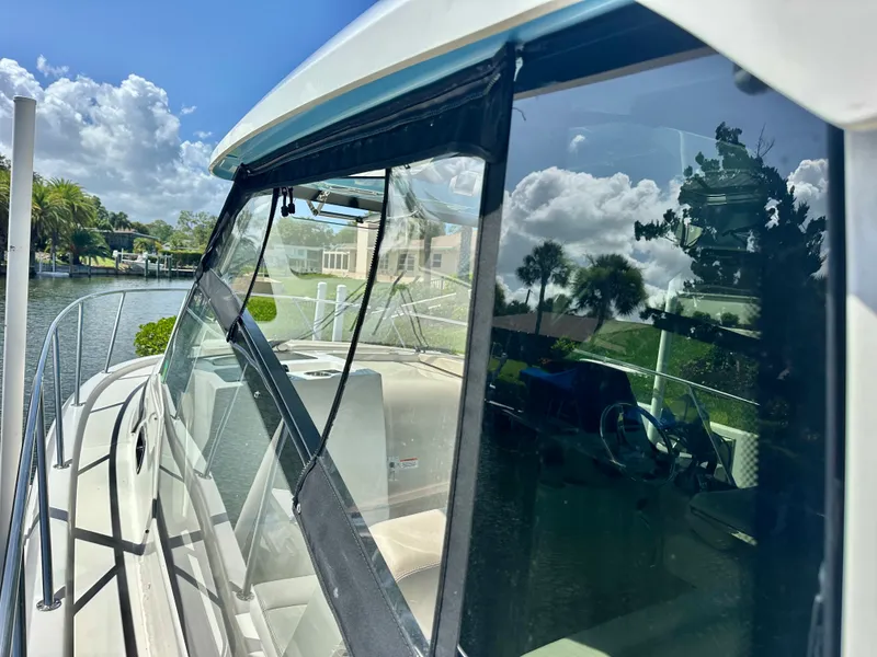 Slide: The Image of Boston Whaler 325 CONQUEST 2021 - 17