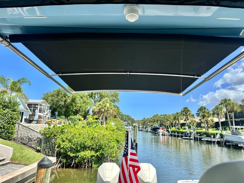 Slide: The Image of Boston Whaler 325 CONQUEST 2021 - 12