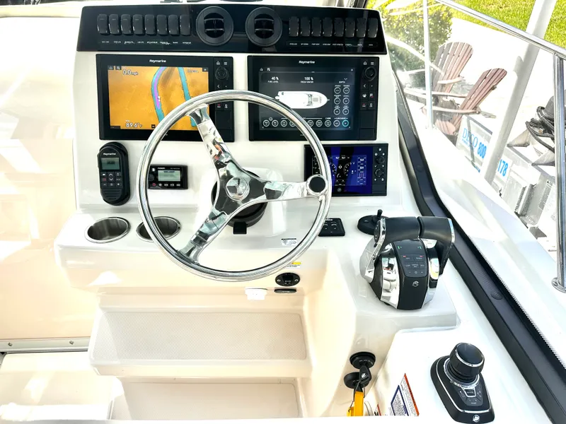 Slide: The Image of Boston Whaler 325 CONQUEST 2021 - 5