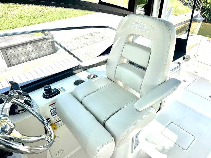 Slide: The Image of Boston Whaler 325 CONQUEST 2021 - 15