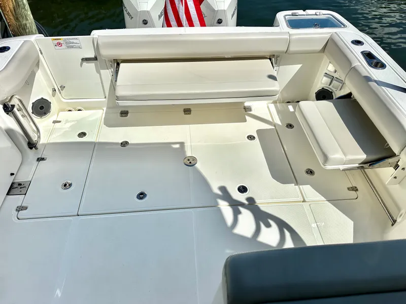 Slide: The Image of Boston Whaler 325 CONQUEST 2021 - 8