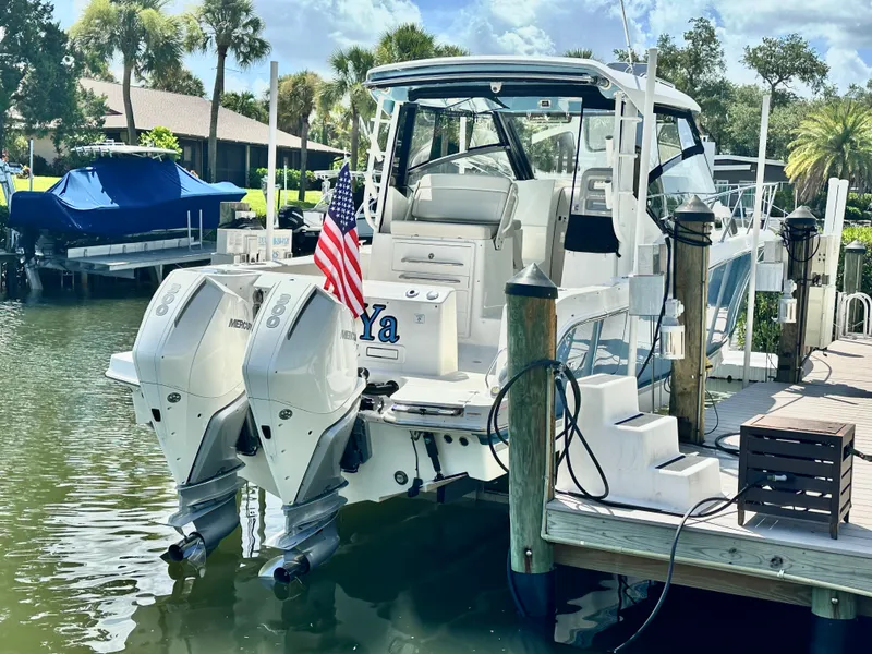 Slide: The Image of Boston Whaler 325 CONQUEST 2021 - 1