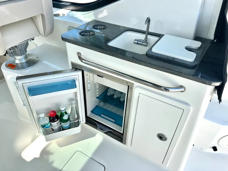 Slide: The Image of Boston Whaler 325 CONQUEST 2021 - 14