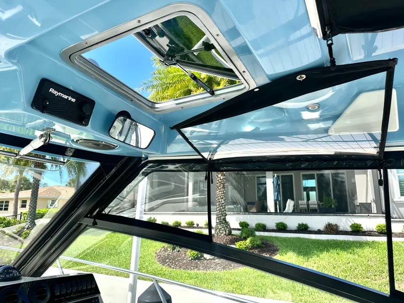 Slide: The Image of Boston Whaler 325 CONQUEST 2021 - 18