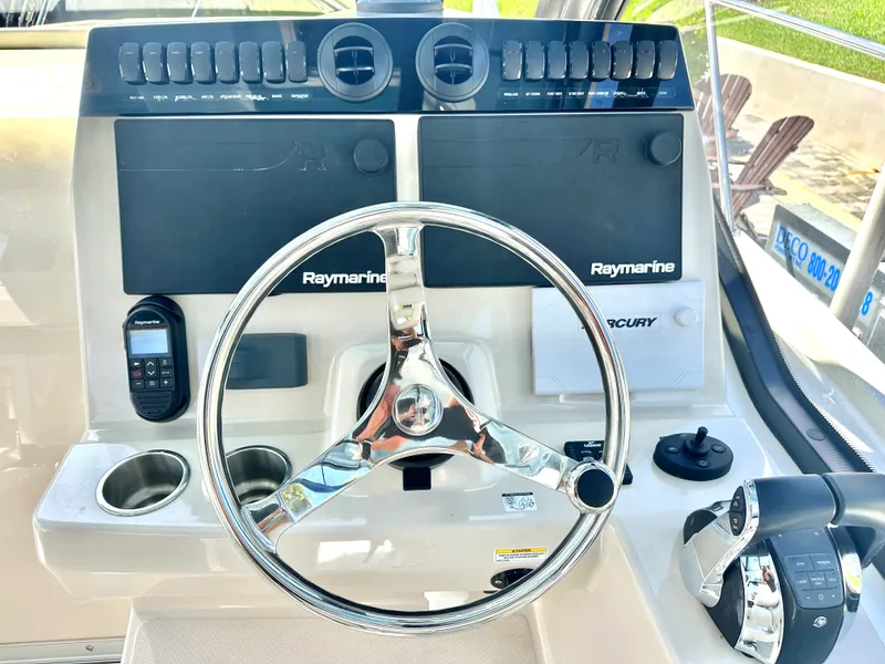Slide: The Image of Boston Whaler 325 CONQUEST 2021 - 4