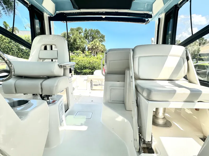 Slide: The Image of Boston Whaler 325 CONQUEST 2021 - 16