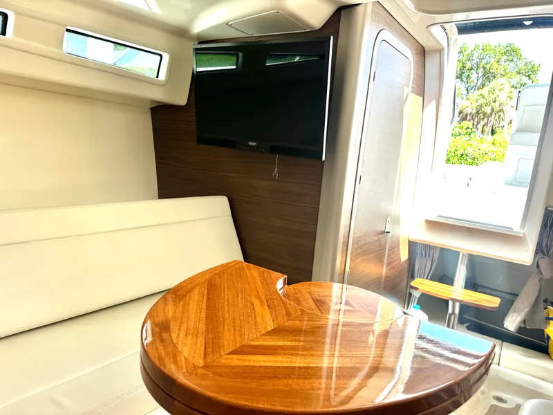 Slide: The Image of Boston Whaler 325 CONQUEST 2021 - 24