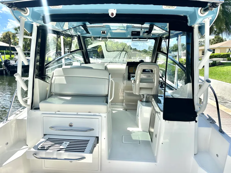 Slide: The Image of Boston Whaler 325 CONQUEST 2021 - 3